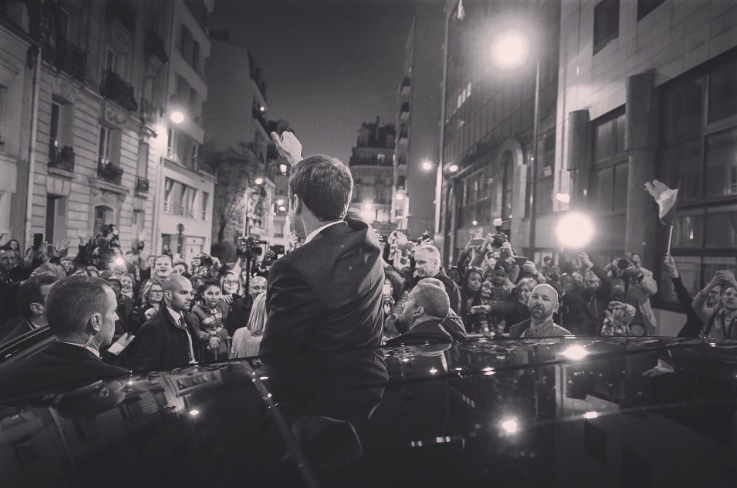 Emmanuel Macron en noir et blanc salue la foule